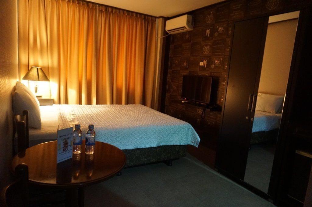 The Shila Philla Hotel Макати Экстерьер фото