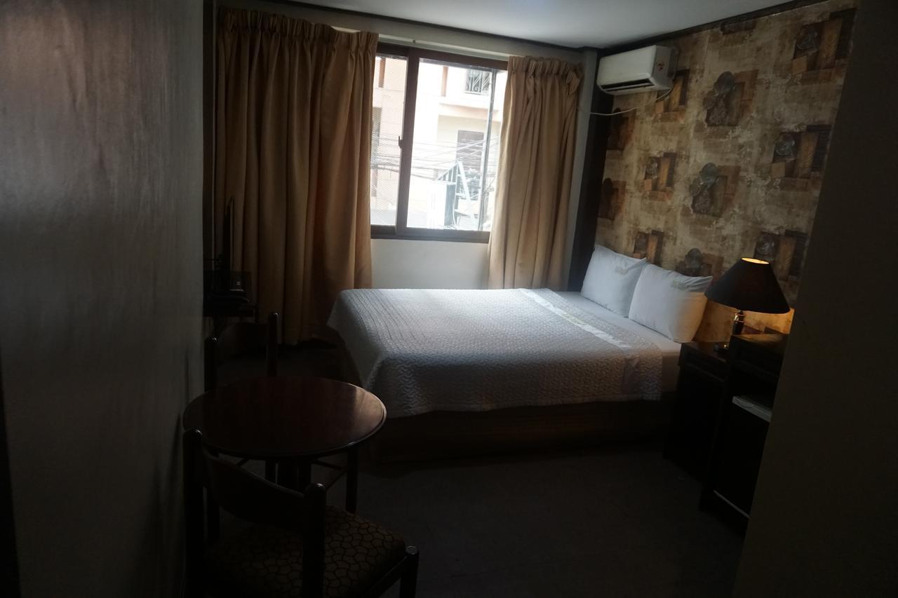 The Shila Philla Hotel Макати Экстерьер фото