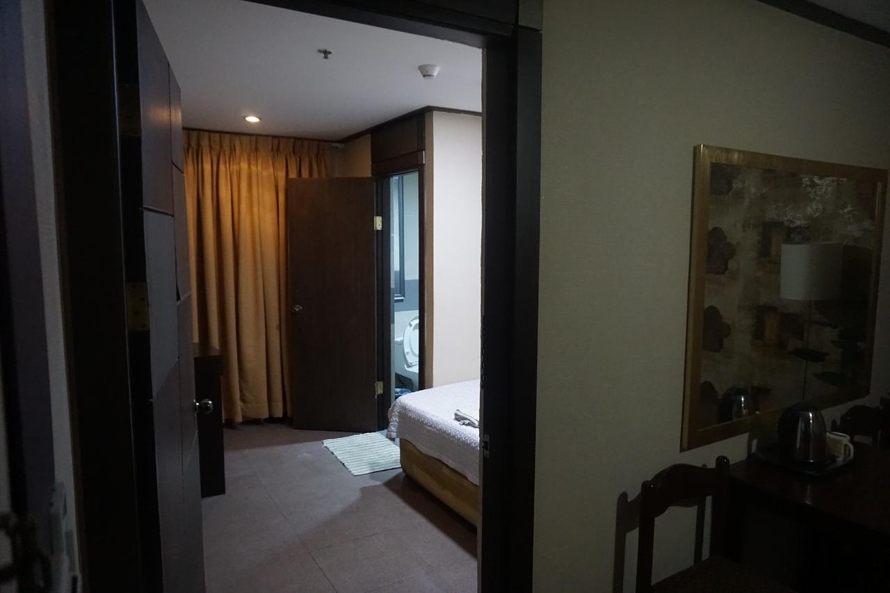 The Shila Philla Hotel Макати Экстерьер фото